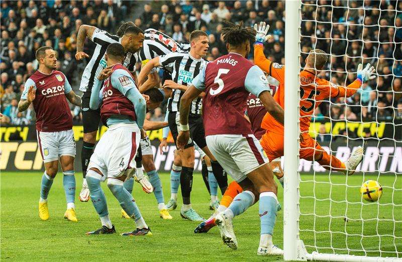 من لقاء نيوكاسل وأستون فيلا