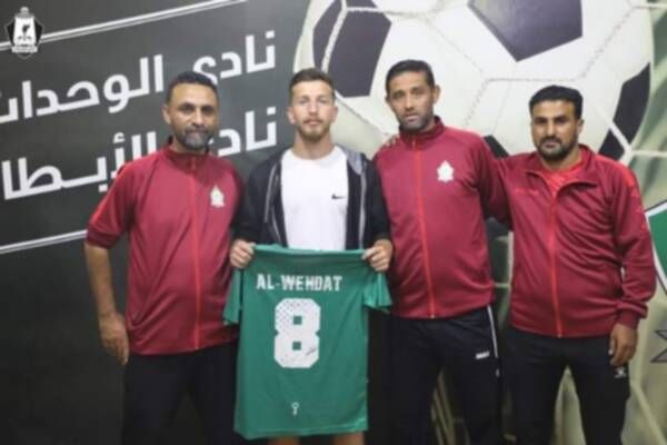 من توقيع اللاعبين