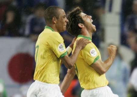 البرازيلي جونينيو ( يمين ) يحتفل بعد تسجيله الهدف الثاني للبرازيل في المرمى الياباني