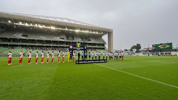 الفريقان قبل انطلاق اللقاء