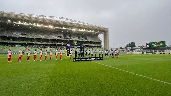 الفريقان قبل انطلاق اللقاء