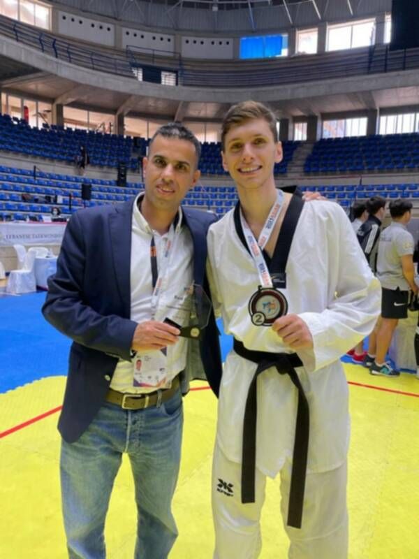 الحلواني مع مدربه العساف