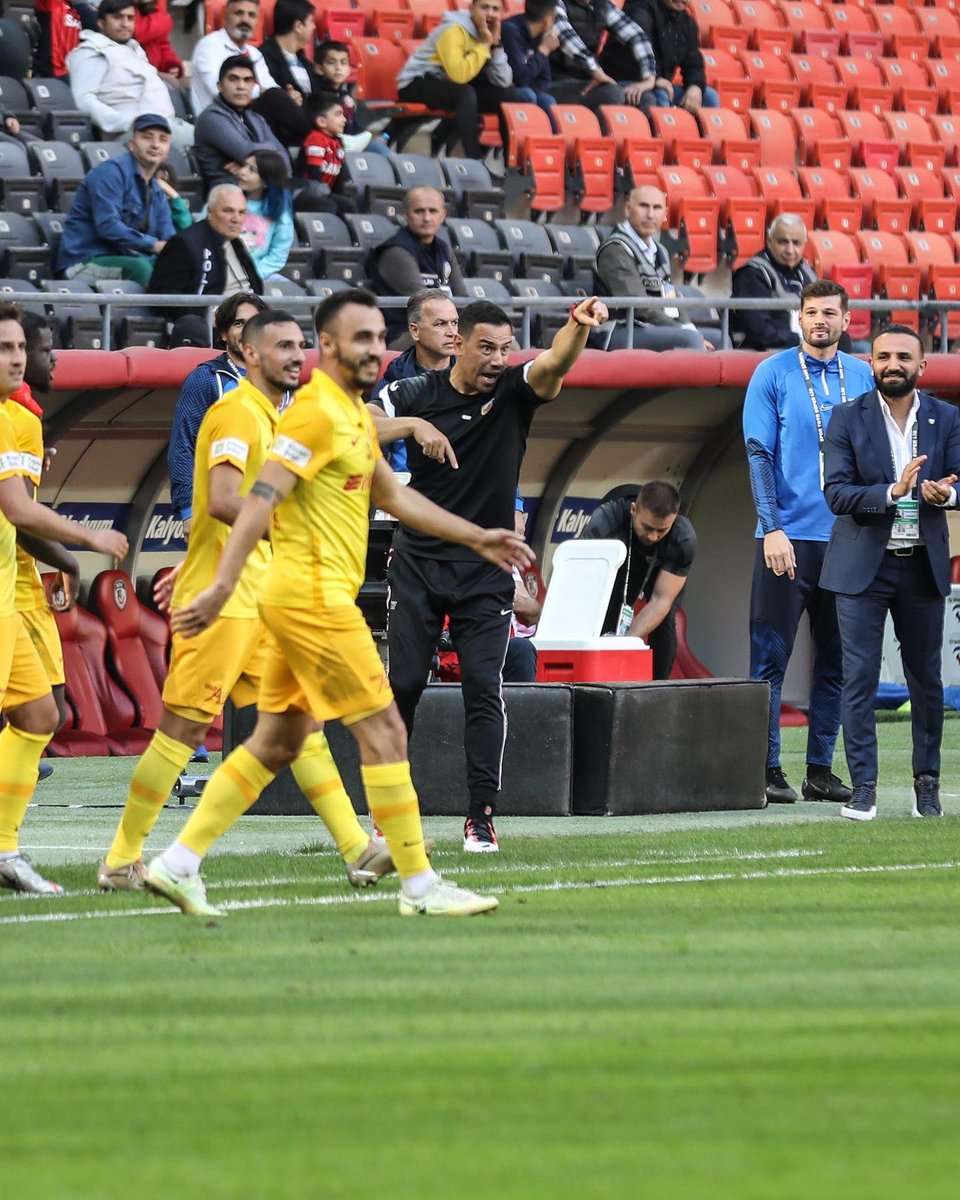 جانب من اللقاء (نقلا عن حساب الفريق على تويتر)