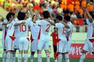 فرحة لاعبي الصين بعد نجاحهم في إحراز الهدف السادس بالمباراة