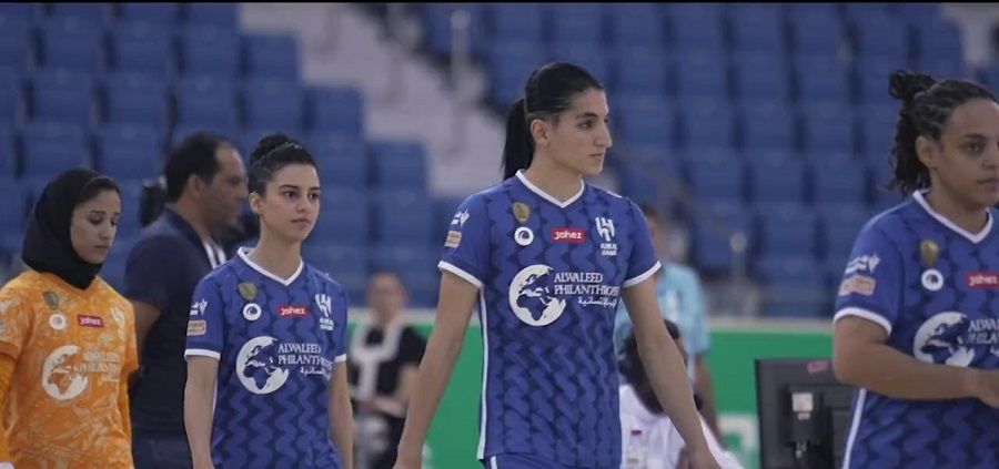 العراقية شوخان صالحي مع لاعبات فريق الهلال