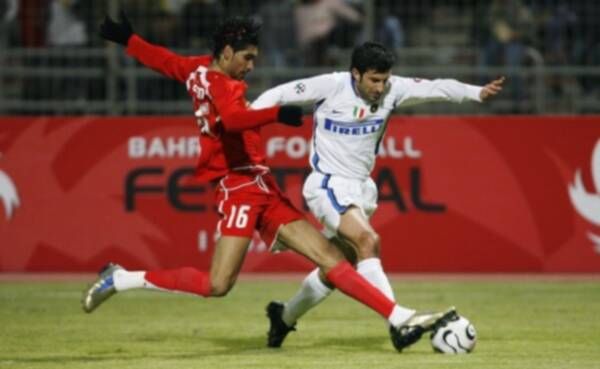 سيد عدنان في صراع على الكرة مع لويس فيجو