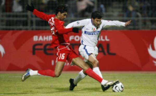 سيد عدنان في صراع على الكرة مع لويس فيجو