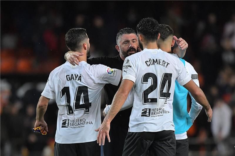 جاتوزو مع لاعبي فالنسيا