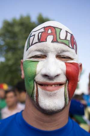 مشجع ايطالي حضر لمؤازرة منتخب بلاده على طريقته