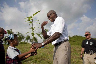 العداء السابق كارل لويس 