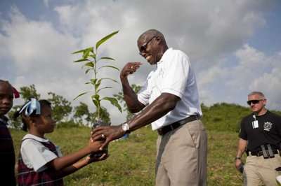 العداء السابق كارل لويس 