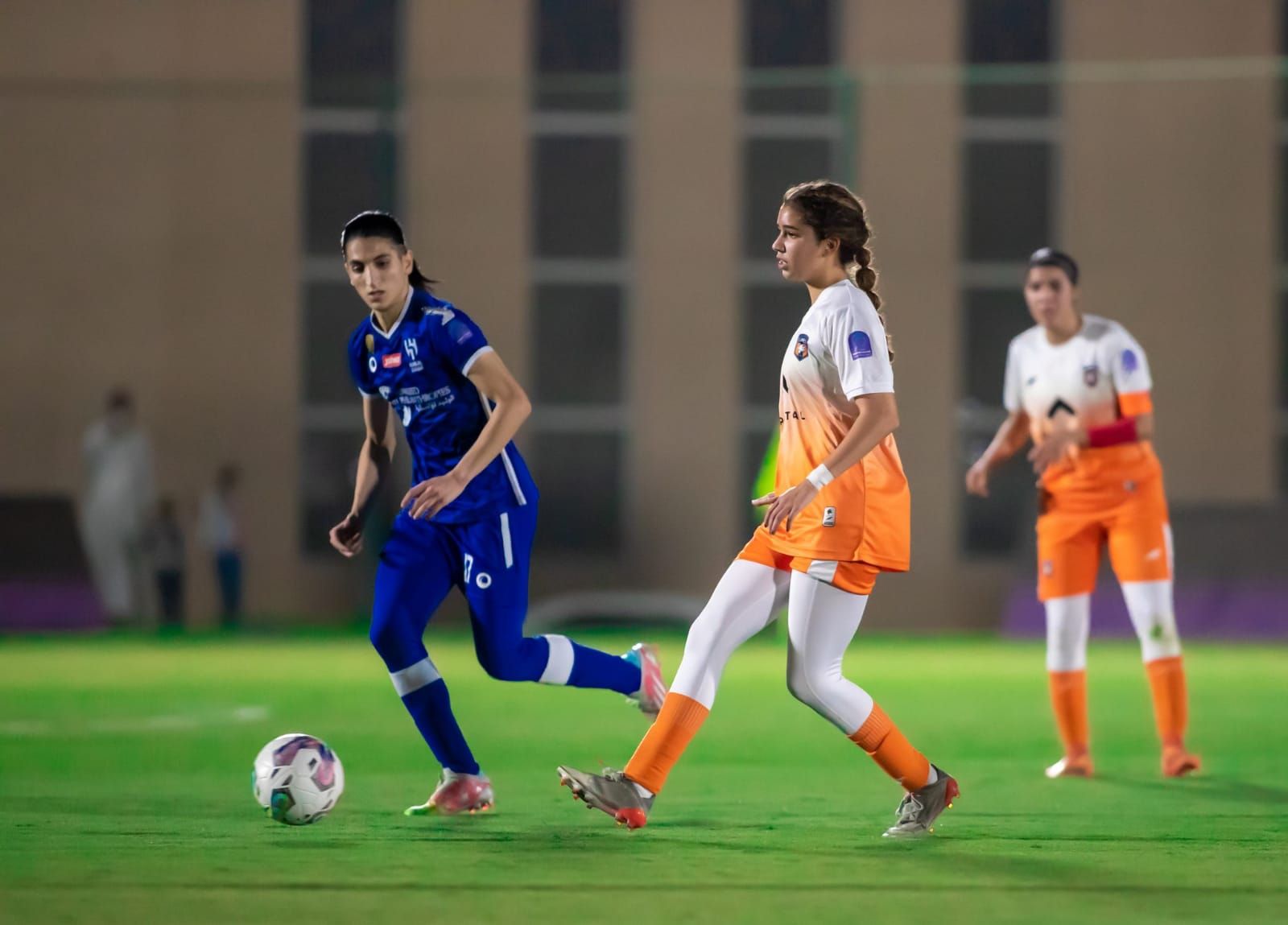 مريم التميمي (يمين) في لقاء الهلال وشعلة الشرقية أمس