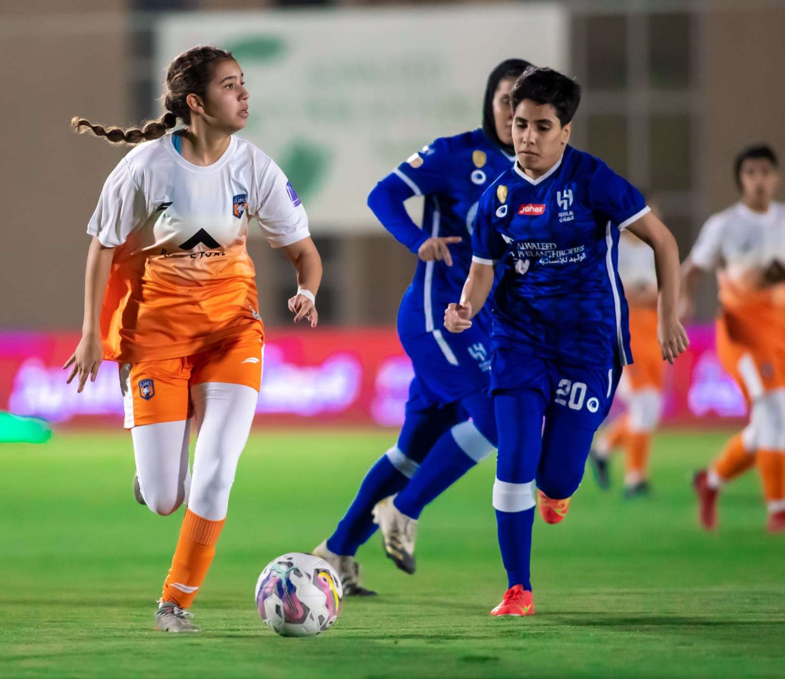 العراقية ديرين محمود (يمين)