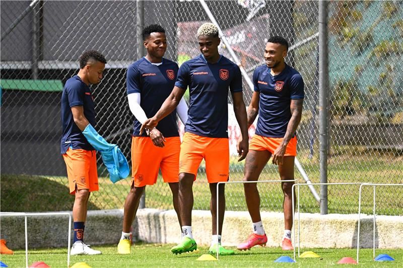 لاعبو الإكوادور