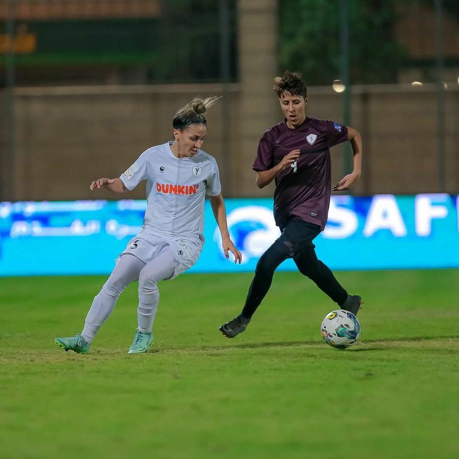 الجزائرية كنزة حجار (يسار)