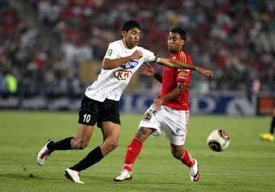 الدراجي مهاجم الترجي يمر بالكرة من حسام عاشور في مباراة الفريقين الموسم الماضي