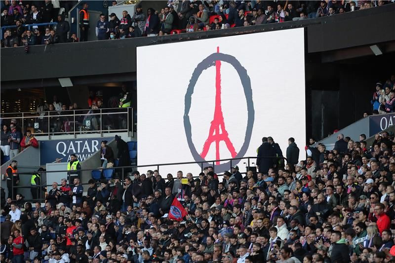 شعار باريس سان جيرمان في المدرجات