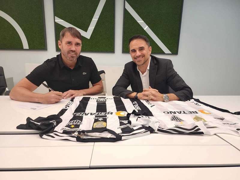 من التوقيع (المصدر: أتلتيكو مينيرو)