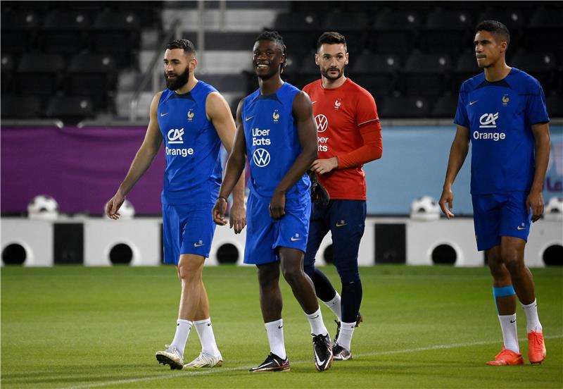 كامافينجا على يمين بنزيما