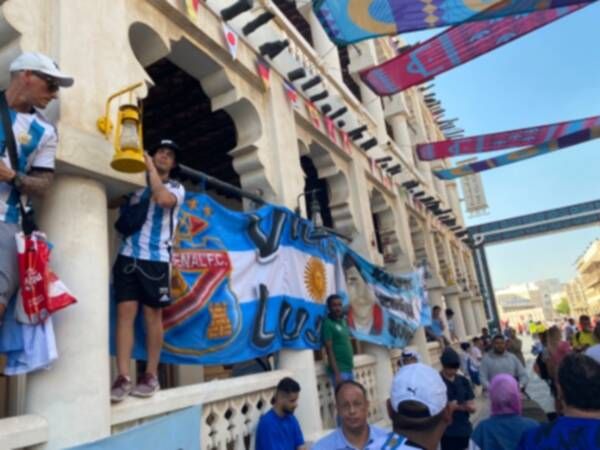 جماهير الأرجنتين في سوق واقف