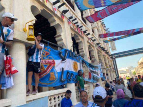 جماهير الأرجنتين في سوق واقف