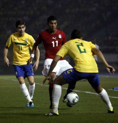 علي فتحي لاعب مصر يحاول المرور من مدافعي البرازيل
