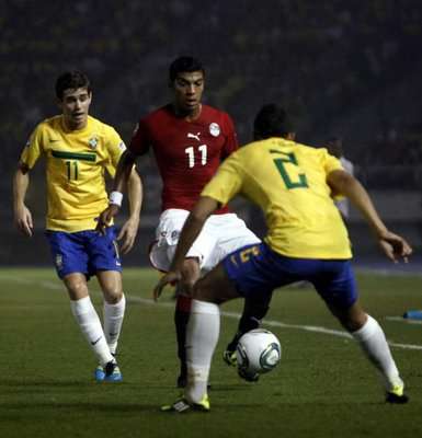 علي فتحي لاعب مصر يحاول المرور من مدافعي البرازيل