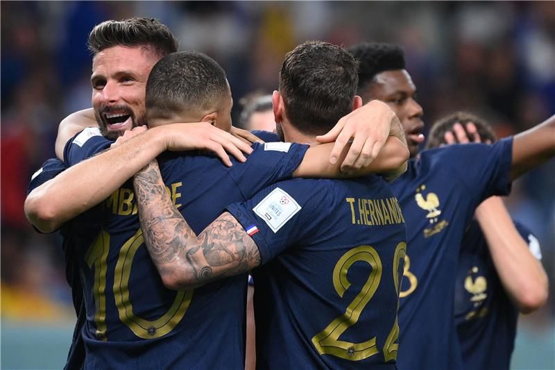 جيرو مع لاعبي فرنسا