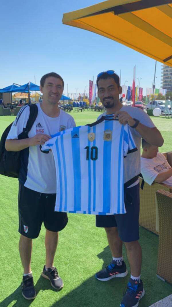 المشجع السعودي مع صديقه الأرجنتيني