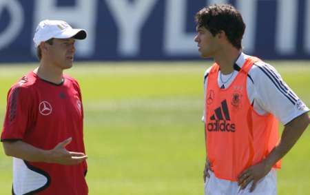 بالاك يستمع لتوجيهات كلينسمان وكلاهما ثقة بالقدرة على هزيمة الارجنتين