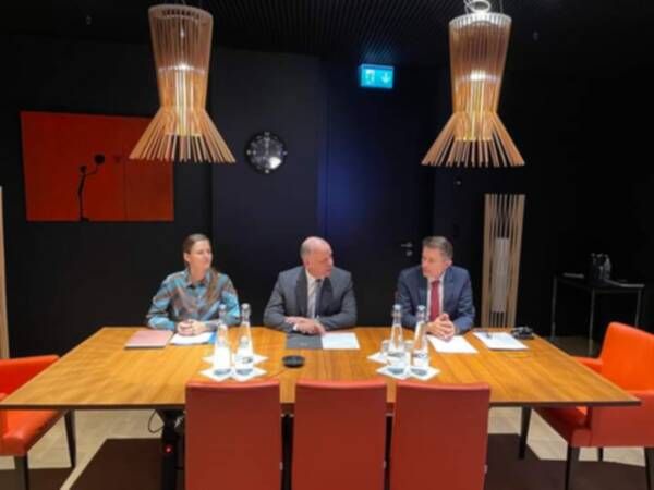 من الاجتماع