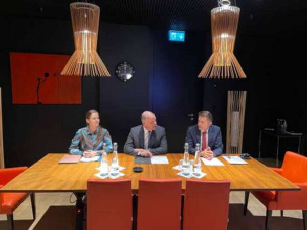 من الاجتماع