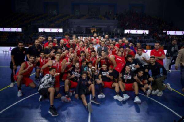 سلة الأهلي مع الكأس