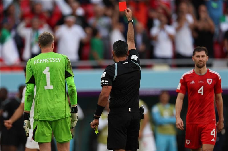 لحظة طرد حارس ويلز