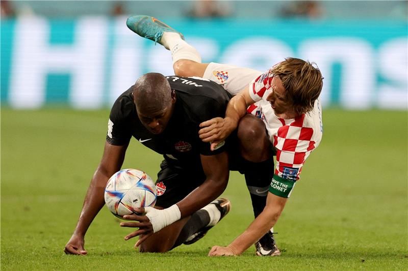 مودريتش مع لاعب كندا