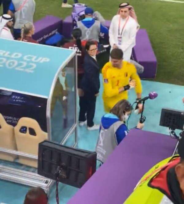 تيبو كورتوا أثناء ضربه لمقاعد البدلاء