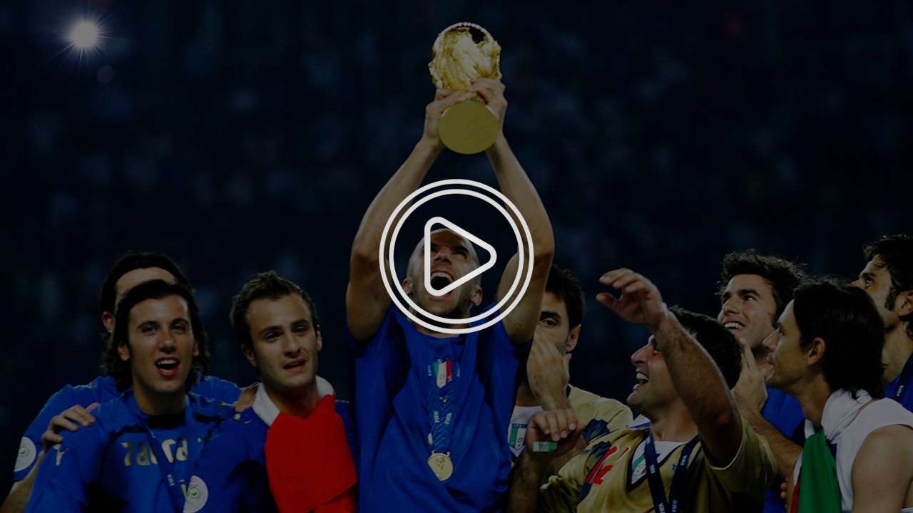 ديل بييرو يحمل كأس العالم