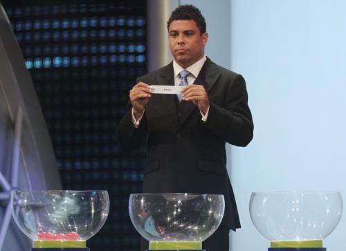 النجم البرازيلي المعتزل رونالدو يحمل اسم فرنسا