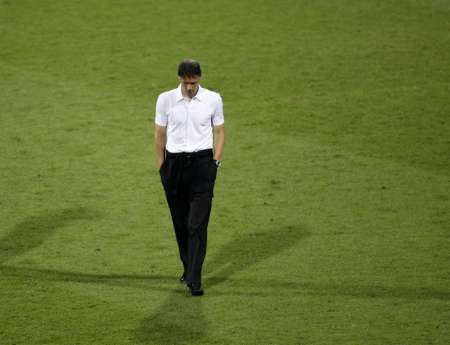 فان باستن عقب خسارته امام المنتخب البرتغالي في دور (16)