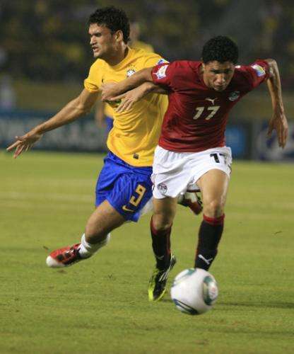 محمد النني ينطلق بالكرة والبرازيلي ويلان يحاول اللحاق به دون جدوى