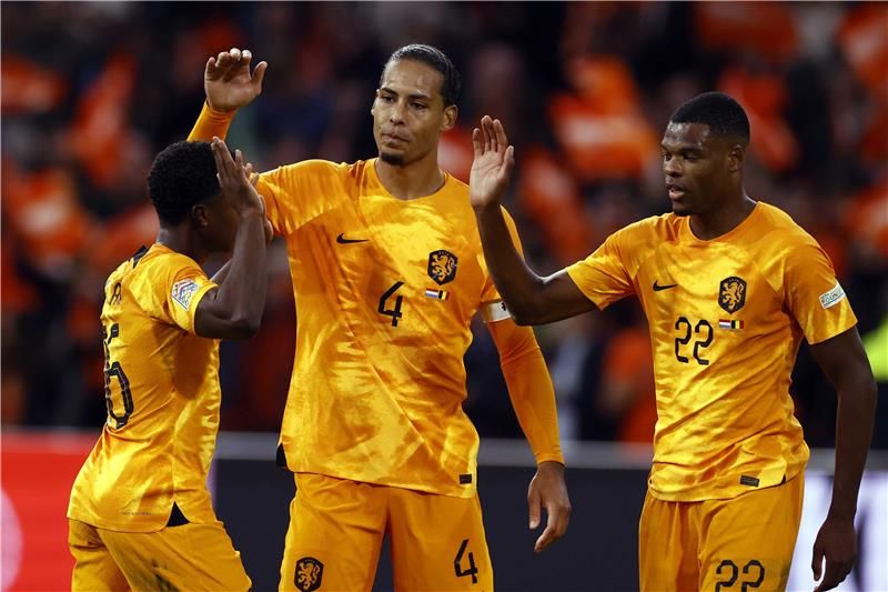 مالاسيا مع فان دايك ودومفريس