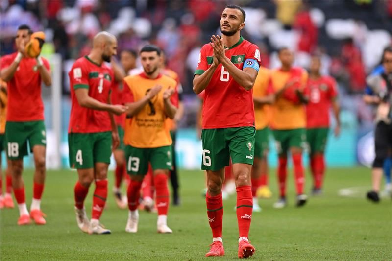 لاعبو المغرب بالقميص الأحمر