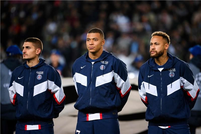 ماركو فيراتي (يسار)