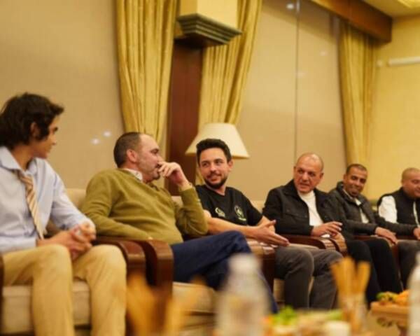 ولي العهد والأمير على خلال متابعة المباراة