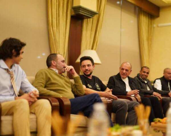 ولي العهد والأمير على خلال متابعة المباراة