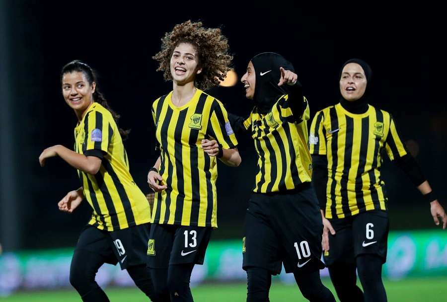 لاعبات الاتحاد بعد الانتصار على سما