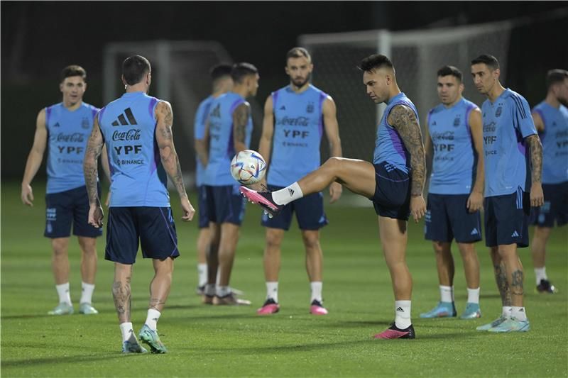 لاوتارو مارتينيز من مران الأرجنتين