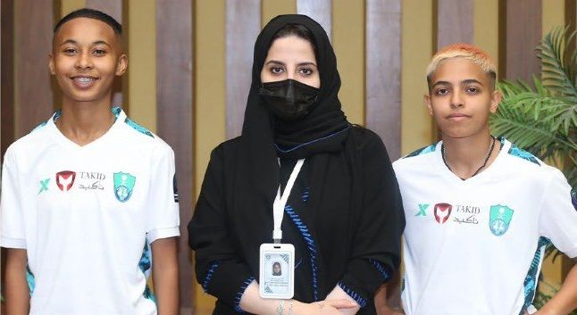 حورية الشمراني (يسار) وريناد السفياني (يمين)