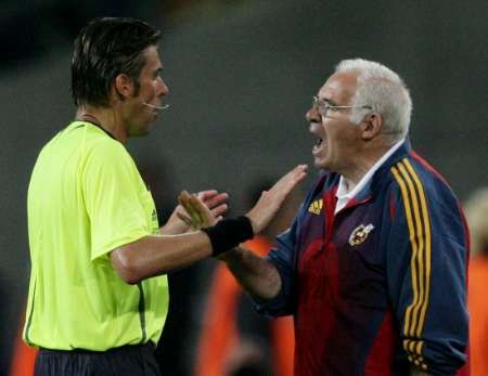 المدرب الأسباني لويز اراجونيس فى مجادلة مع حكم مباراة فرنسا واسبانيا