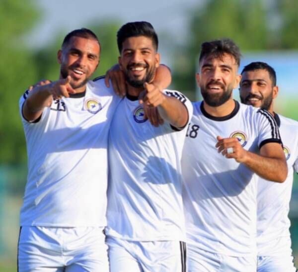 علاء عباس (وسط)